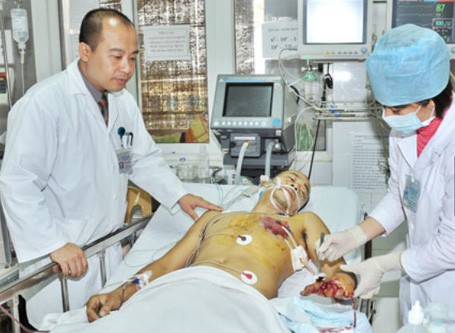 Nhiều nạn nhân đã phải nhập viện vì pháo. Tại H.Thanh Hà (Hải Dương), anh Nguyễn Quang Chỉnh, 29 tuổi, ở thôn Mạc Thủ, xã Liên Mạc đã phải cấp cứu tại bệnh viện đa khoa tỉnh do pháo nổ làm chấn thương vùng ngực, tràn máu màng phổi, dập nát bàn tay trái, phải cắt bỏ các ngón tay (ảnh). Theo một lãnh đạo bệnh viện này, từ tối ngày 9 đến trưa ngày 10/2, có 5 trường hợp phải nhập viện cấp cứu vì pháo nổ.